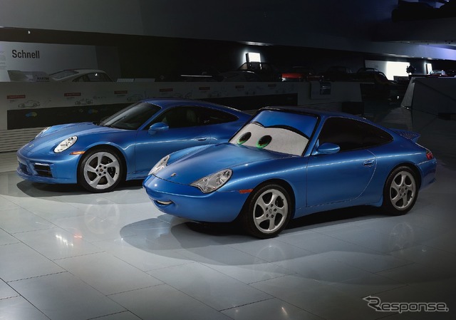 ポルシェ 911 サリー・スペシャル(左)と映画『カーズ』に登場するキャラクターの「サリー・カレラ」