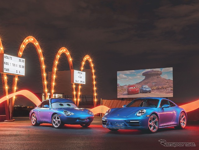 ポルシェ 911 サリー・スペシャル(右)と映画『カーズ』に登場するキャラクターの「サリー・カレラ」