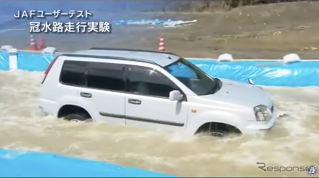 JAFのYouTube動画『冠水路走行テスト～SUVタイプ～』の1シーン。水深60cmの冠水路を時速30kmで走行しているところ。