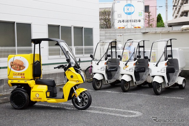 AAカーゴ α4 カレーハウスCoCo壱番屋仕様(手前)と宅配用ガソリンエンジンバイク(奥)