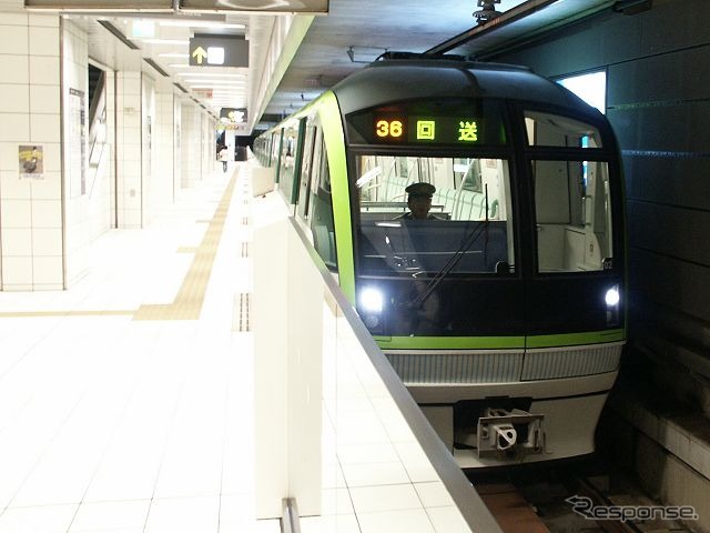 七隈線・天神南駅ホームに停車中の3000系。七隈線延伸時は空港線との接続駅が博多となるため、120分以内での乗継ぎであれば運賃通算で改札外乗継ぎができる天神南駅と空港線天神駅の特例が廃止される。