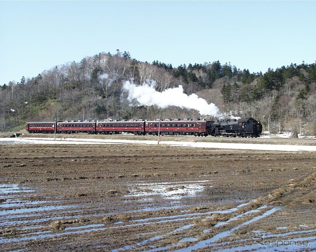1999年5月から留萌本線で運行を開始した『SLすずらん号』の試運転列車。この列車もNHK朝の連ドラにちなんだものだったが、2006年が最後の運行となった。牽引機のC11形蒸気機関車171号機は現在もJR北海道に在籍している。1999年4月29日。