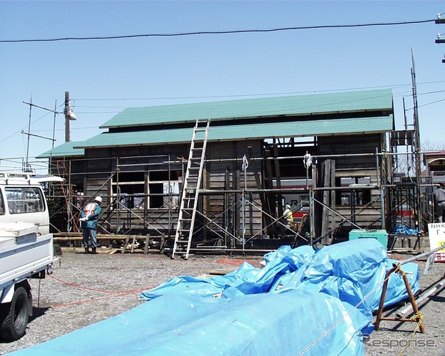 沼田町内の恵比島駅に建てられたドラマ『すずらん』の木造駅舎セット『明日萌駅』。写真はその建設中の様子。1999年4月29日。