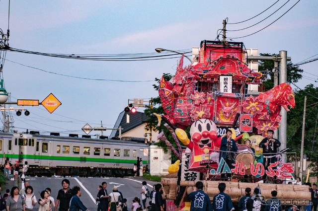 沼田町で毎年8月末に開かれる夜高あんどん祭りでは、留萌本線を走るキハ40形とのコラボレーションも見られた。2011年8月。
