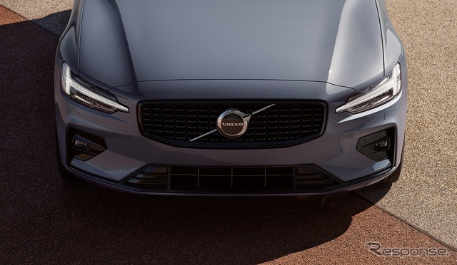 ボルボ V60アルティメット B4 ダークエディション