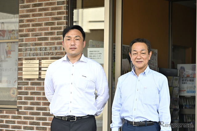 三豊市政策部交通政策課の近藤佳隆課長補佐(左)と三豊市社会福祉協議会 地域移動支援室の野村和弘室長(右)