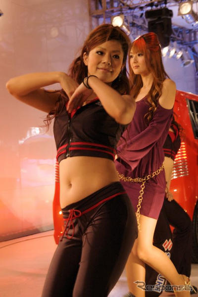 【東京オートサロン09】写真蔵…スズキのダンスパフォーマンス