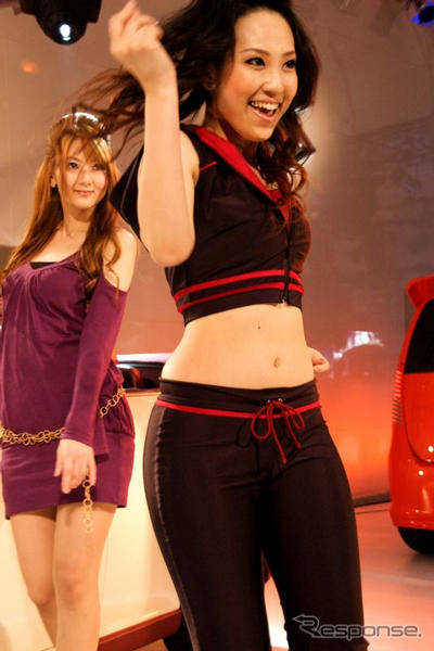 【東京オートサロン09】写真蔵…スズキのダンスパフォーマンス