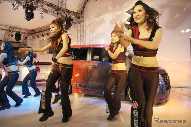 【東京オートサロン09】写真蔵…スズキのダンスパフォーマンス