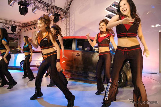 【東京オートサロン09】写真蔵…スズキのダンスパフォーマンス