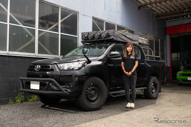 デモカーの125ハイラックス。後期専用 フロントバンパー 108,900円(税込)/車検対応サイドステップ立体タイプ 143,990円(税込)が装着されている