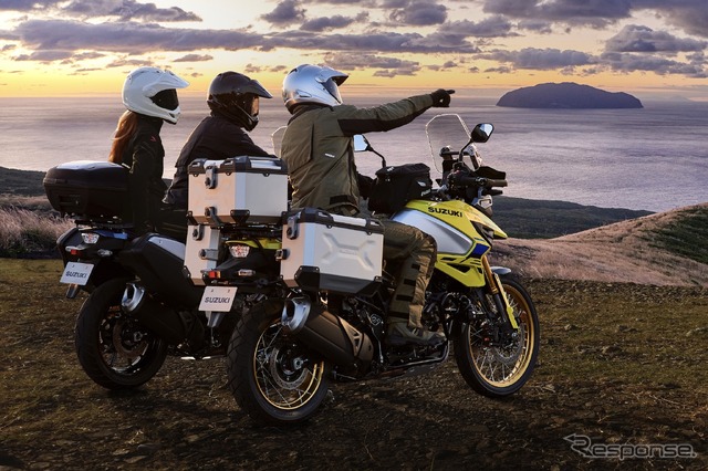 Vストローム1050DE 用品装着車(黄)とVストローム1050(青)