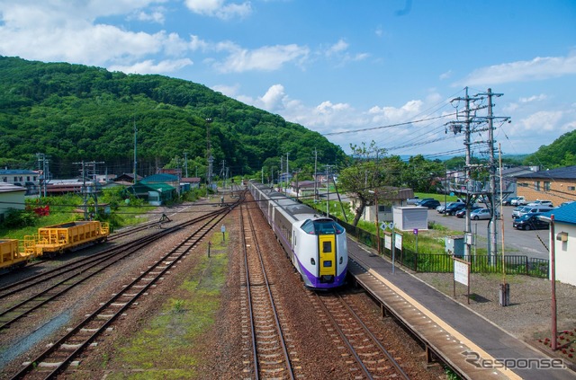 根室本線新得駅と根室本線のキハ261系1000番台特急型気動車。札幌~帯広間など都市間輸送は好調だったが、根室本線帯広~釧路間では新車投入の減価償却費が増え、唯一収支が悪化した。
