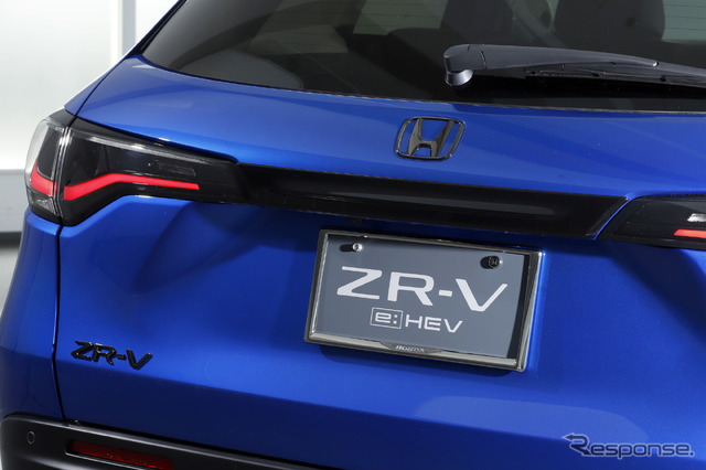 リアライセンスガーニッシュ、ブラックエンブレム(ホンダ ZR-V 純正アクセサリー)