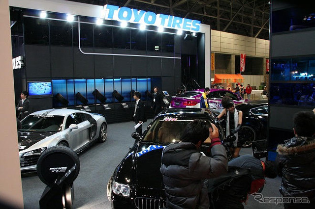 【東京オートサロン09】写真蔵…TOYO TIRES / マセラティ クアトロポルテ
