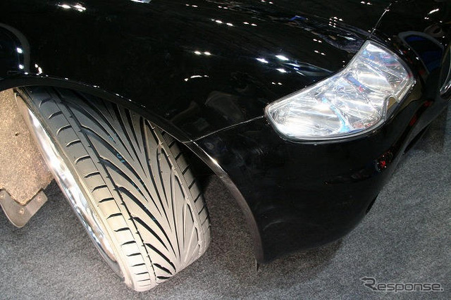 【東京オートサロン09】写真蔵…TOYO TIRES / マセラティ クアトロポルテ