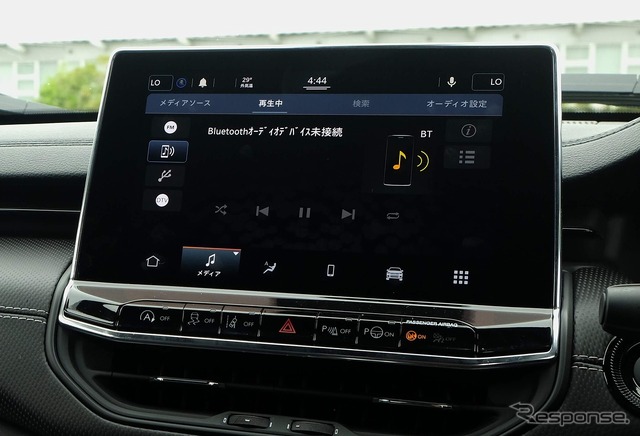 AM/FMラジオ(Uconnect)10.1インチタッチパネルモニター(Apple CarPlay/Android Auto)