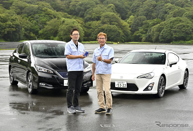 αlive ADの開発を担当した田中澄人さん（左）と、その上司でエンジン開発に携わる藤田秀夫さん