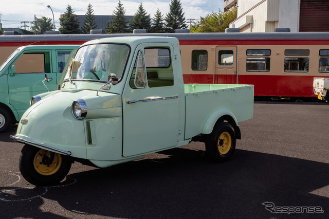 小型の商用車も見逃せなかった小樽クラシックカー博覧会。写真は『ダイハツミゼット』の1964年モデル。背後の気動車(キハユニ25形)とも、どこかで共演していたに違いない。