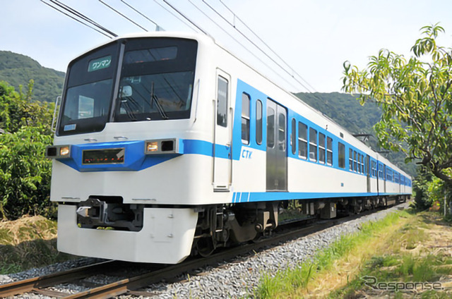新たにふかや花園駅に停車する『急行秩父路』。現在は急行料金不要で利用できる。