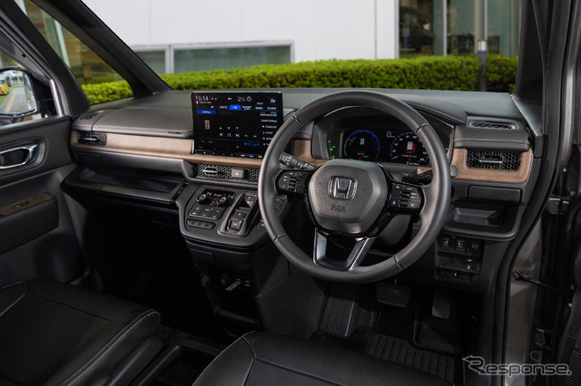 ホンダアクセスの「11.4インチHonda CONNECTナビ」「ハイグレードスピーカーシステム」を装着した新型ステップワゴン