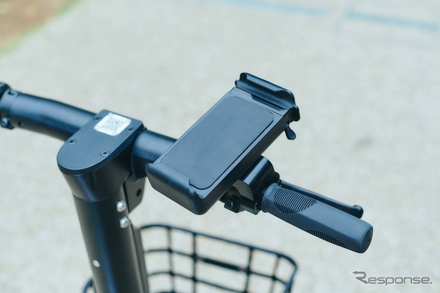 片手運転を防止するために、スマホホルダーを装着