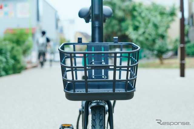 荷物を入れることができるカゴを装着