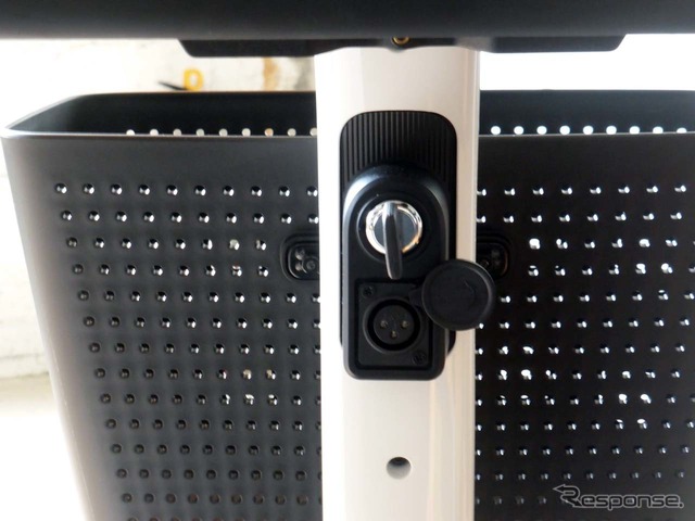 ステアリングの下に電源スイッチがあり、その下には充電口を用意