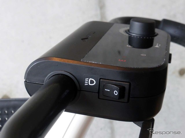 コントロールボックスの左側にあるコントロールボックスの左側にある