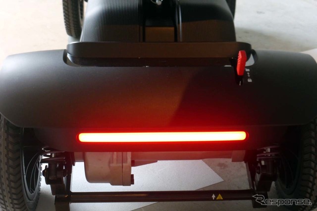 後方からの被視認性を高めるため、後部のLEDランプは常に点灯する