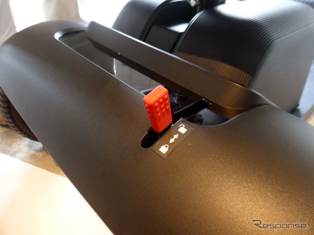 後部に備えられた車輪のロックボタン。万一バッテリーが切れてもロックを解除すれば手押しして移動できる