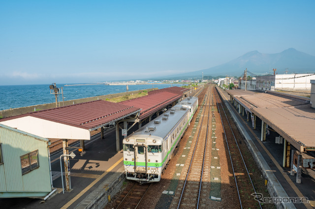 大沼駅とともに、渡島砂原経由の「砂原回り」と本線経由の「駒ヶ岳回り」が分かれる函館本線・森駅。貨物列車は上りが砂原回り、下りが駒ヶ岳回りで運行されている。