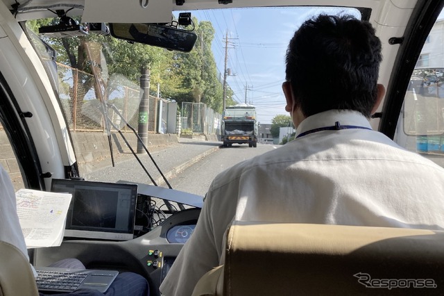 今回の実験では、割り込み障害物は自動停止、回避は手動