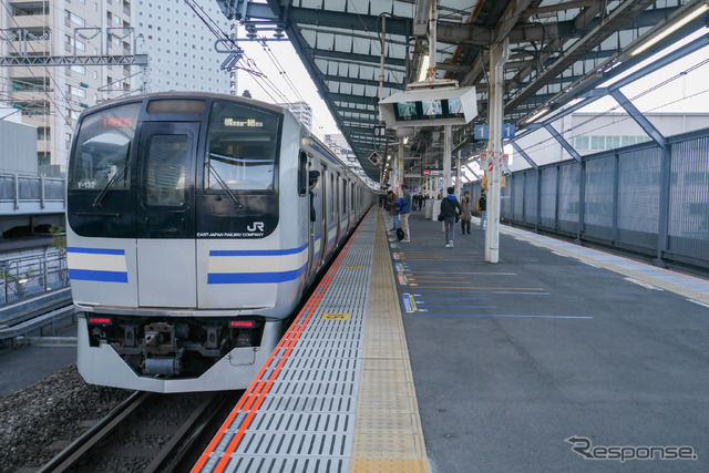 武蔵小杉駅の横須賀線ホーム。2019年12月31日。この右手では下り用ホームの建設が進んでいる。