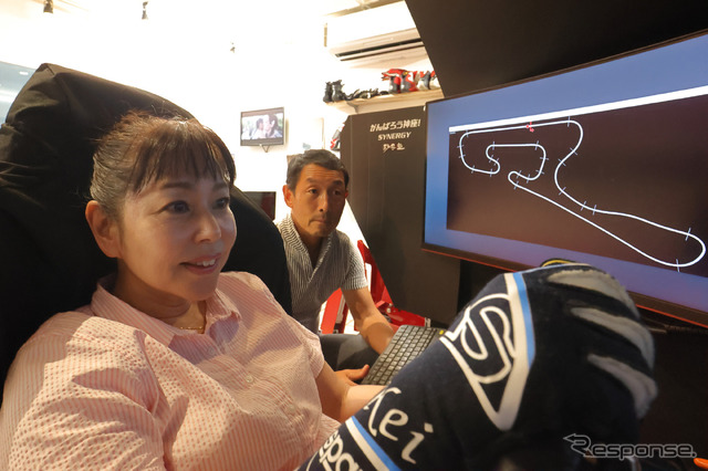 「東京バーチャルサーキット」でシミュレータートレーニングを行う竹岡圭さん