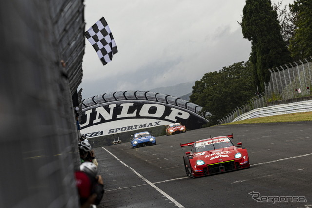 #3 CRAFTSPORTS MOTUL Z(千代勝正/高星明誠)のチェッカーシーン