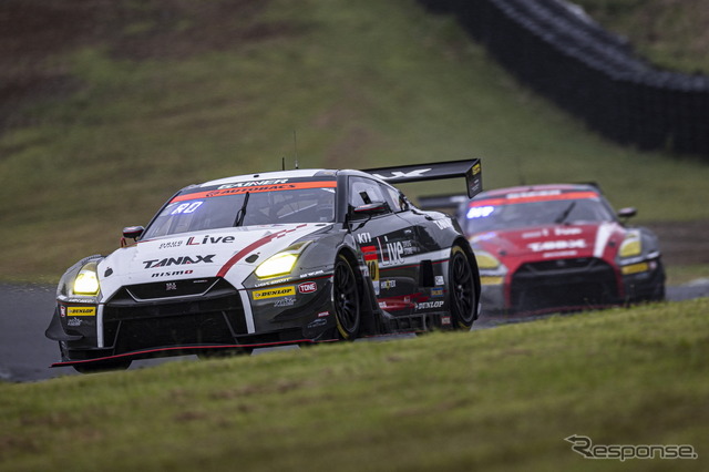 GT300クラス2位バトル。#10 TANAX GAINER GT-R(富田竜一郎/大草りき)(手前)と#11 GAINER TANAX GT-R(安田裕信/石川京侍)