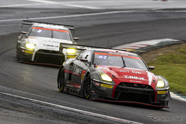 GT300クラス2位バトル。#11 GAINER TANAX GT-R(安田裕信/石川京侍)(手前)と#10 TANAX GAINER GT-R(富田竜一郎/大草りき)