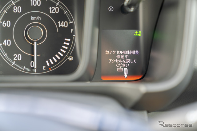 急アクセル抑制機能が発動するとこのような表示に切り替わり、車内にはアラート音が鳴り続ける。パニックになった場合、表示だけでは見落としてしまいそうだが、音でも気付かされるので落ち着きを取り戻しやすい。