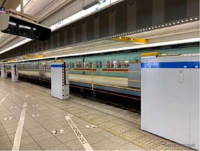 2025年度末までに西鉄福岡（天神）駅に導入されるホームドアは、ドア数や編成両数の違いなどに対応できる支柱伸縮型の昇降ロープ式が採用され、2019年2月から2番線の乗車・降車ホーム各1両分で実証実験が行なわれている。