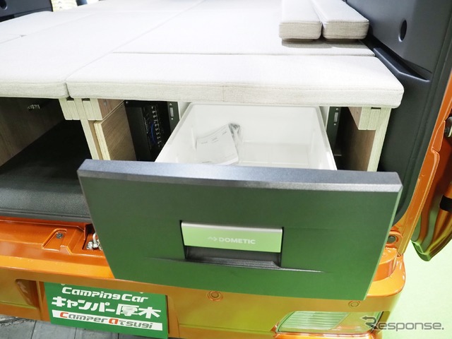 キャンパー厚木：チッピーの、引き出し式冷蔵庫（横浜キャンピングカーショー2022）
