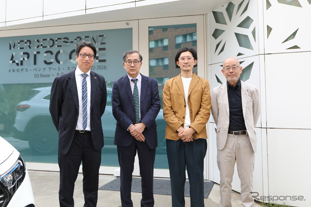 左からメルセデス・ベンツ日本のフェリックス・ブリッチュ副社長、多摩美術大学の建畠晢学長、久門剛史氏、多摩美術大学理事美術学部の小泉俊己学部長