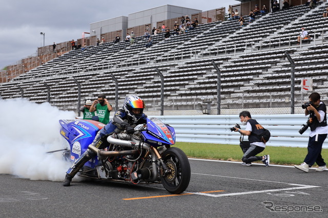 全米ドラッグレース最高峰Top Fuelクラスに30年以上現役で参戦し続けるドラッグレーサー、重松健氏によるデモンストレーション走行。