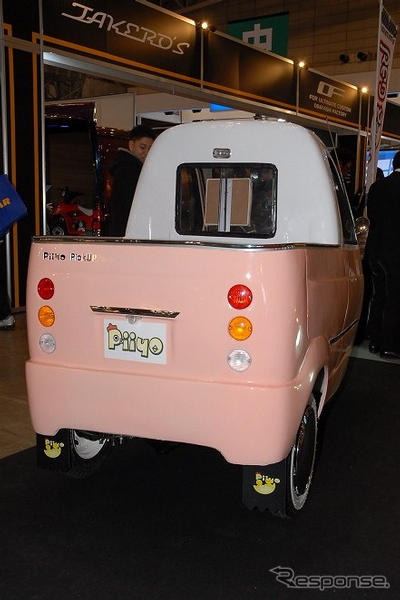 【東京オートサロン09】写真蔵…レッドゾーン ひよこ姿の三輪車