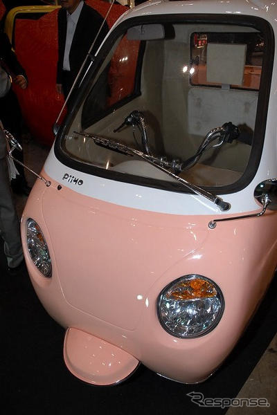 【東京オートサロン09】写真蔵…レッドゾーン ひよこ姿の三輪車