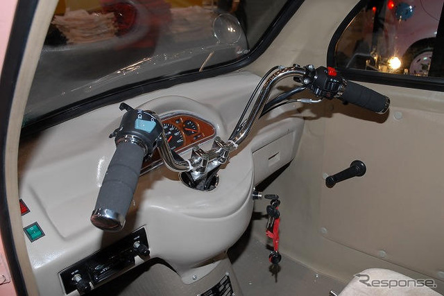 【東京オートサロン09】写真蔵…レッドゾーン ひよこ姿の三輪車