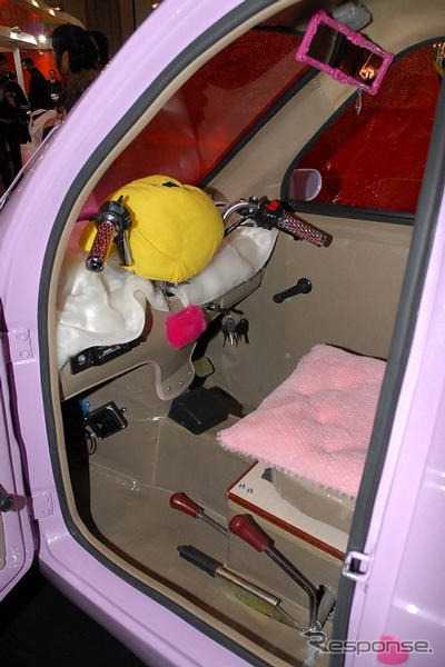 【東京オートサロン09】写真蔵…レッドゾーン ひよこ姿の三輪車