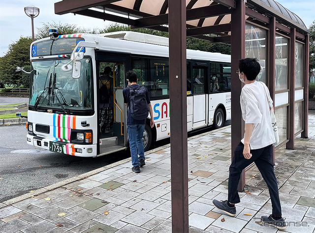 埼玉工業大学と最寄り駅 岡部駅を結ぶスクールバスで活躍する自動運転AIバス(日野レインボーII)