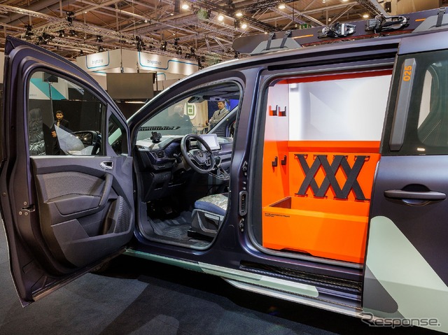 ルノー・カングー E-TECH エレクトリック の「ヒッピー・キャビア・モーテル」(IAAトランスポーテーション2022)