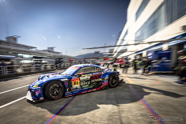 決勝レースへ向け勢いよくピットから飛び出すSUPER GTマシン(#61 SUBARU BRZ R&D SPORT(井口卓人/山内英輝))
